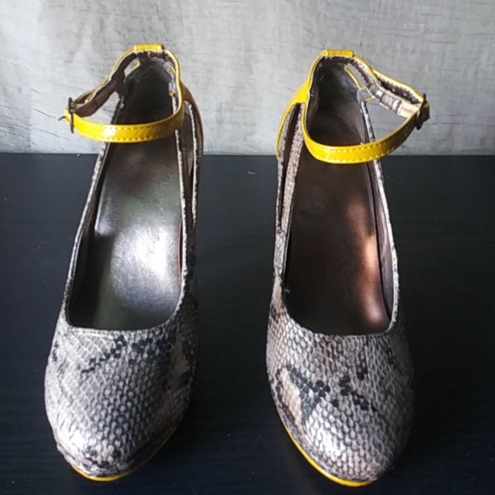 Shoes - Picture 3 of 4